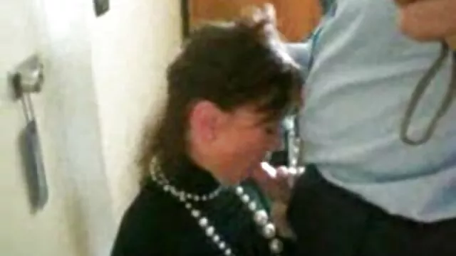 Follada a una perra ancianas cojiendo con jovencitos negra en el sofá