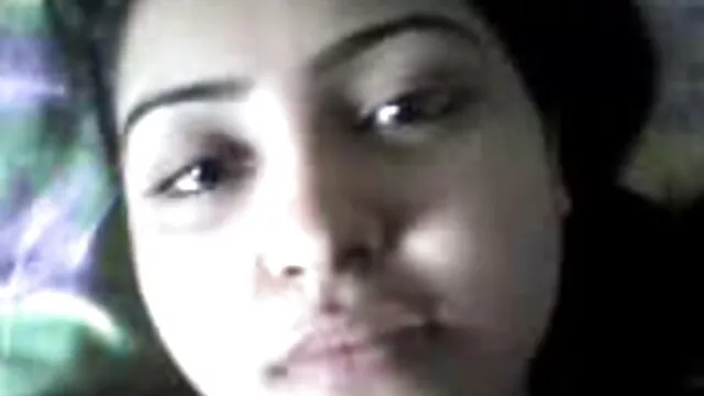 Chica ancianas muy calientes se folla a sí misma en la vagina