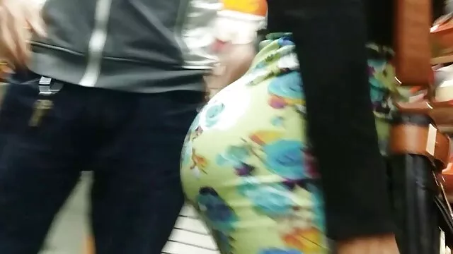 Una multitud abuelas maduras follando de machos cachondos golpean a una rubia en una parasha
