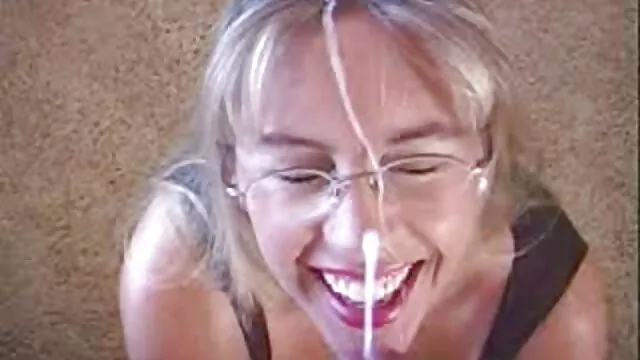 Dos señoritas no jóvenes pero muy cariñosas, con arnés, follan ancianas xxx videos en la cama
