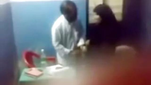 Gran viejo cojiendo con jovencita vagina y consolador