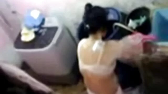 Las bellezas se acariciaban los coños alternativamente y también intentaban meter los dedos dentro de la ancianas folladas por jovenes vagina húmeda para tratar de estimular el punto preciado.