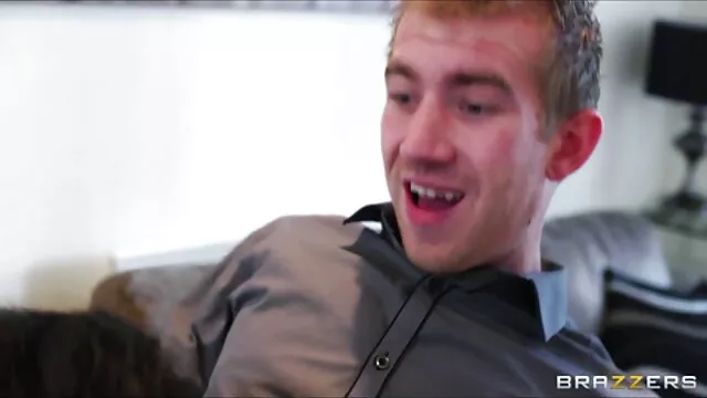La chica persuadió al chico para que tuviera sexo en el videosxxxde ancianas césped
