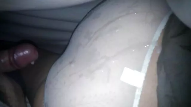 Puta gorda mira una revista porno y se pone cachonda sexo de viejos gratis
