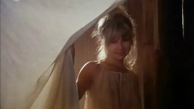 El casting pasó por follar y cogiendo con ancianas grabó una canción