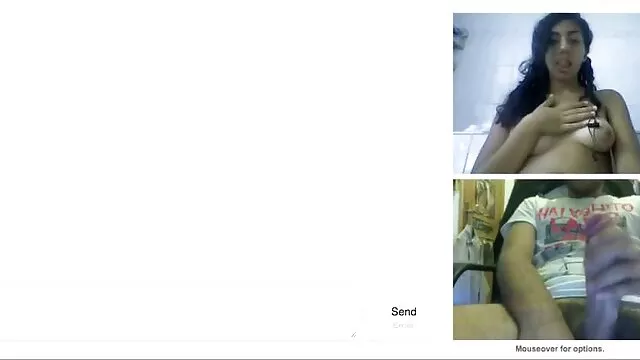 Poses eróticas, mujeres ancianas cogiendo caricias tímidas, caricias suaves, pero luego llegaron dos matones y, después de apilar a las chicas en una mesa de billar, organizaron un sexo grupal caliente.
