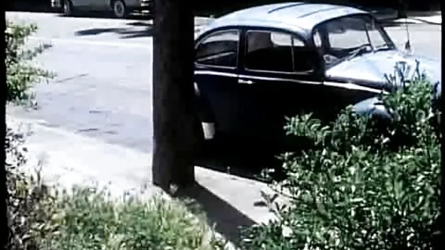 Bebé lava el coche y ancianas follando fuerte se echa espuma encima
