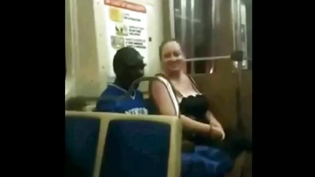 Chica de negros cojiendo ancianas la mañana masturba la polla de un chico