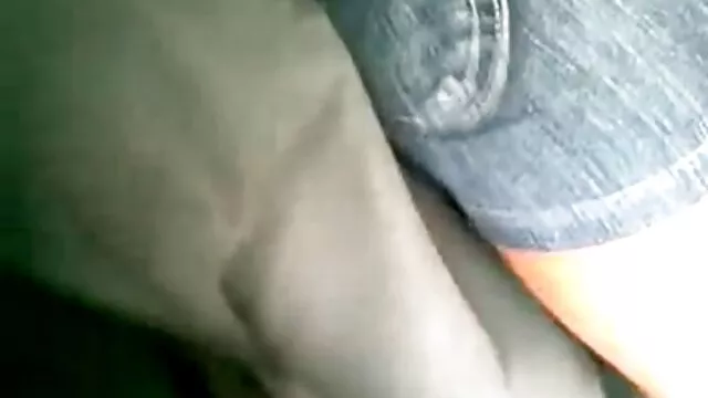 La chica xxx ancianas follando masturba al hombre con sus hermosas piernas
