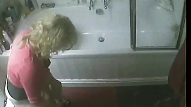 Dos putas ancianas folladoras maduras follan en el baño