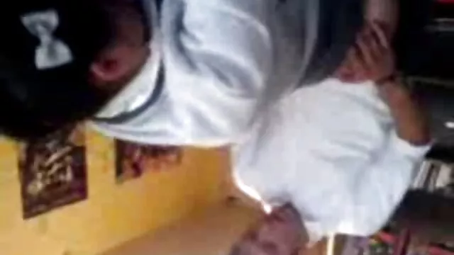 Una hermosa asistente sexy organizó un trío para un guapo gordas ancianas xxx jefe