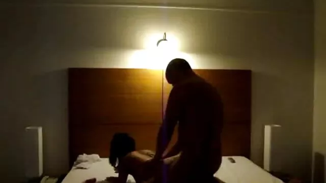 Marido hace que chica de videos porno viejos follando jovencitas ébano camine desnuda por el apartamento