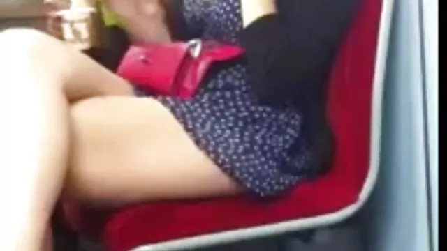 Las perras comienzan su sexo con un anciana follando con negro beso francés