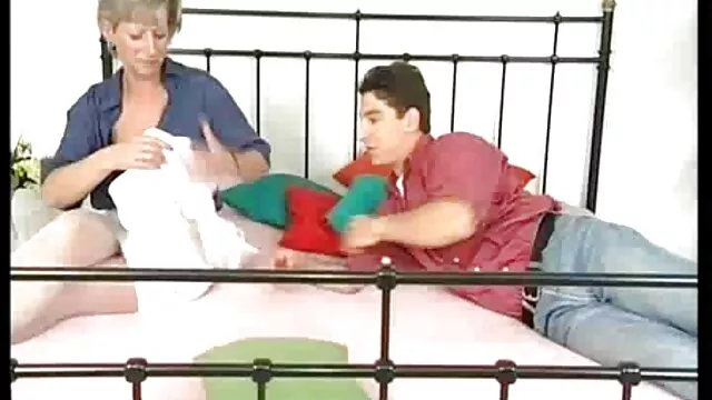 Orgía borracha, lamida de coño a la perra, video xxx viejo con jovencita chupa pollas gordas