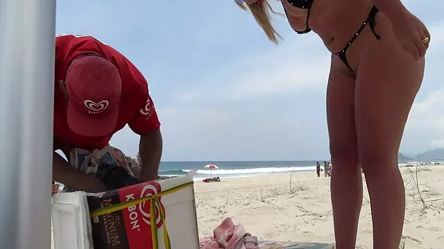Una joven masajista videos xxx de mujeres ancianas acaricia a un cliente