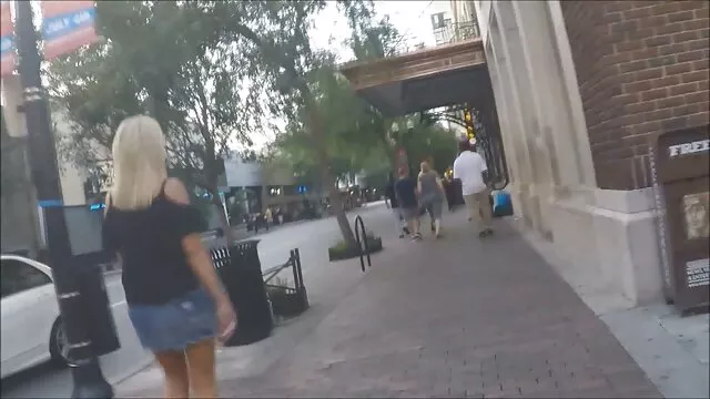 Chica desagradable se la chupa a sexo con jovencitas con viejos cuatro chicos