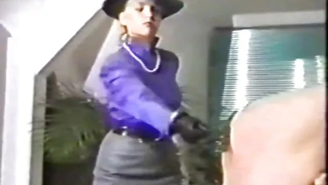 Chica ancianas cojiendo duro desnuda en una tienda