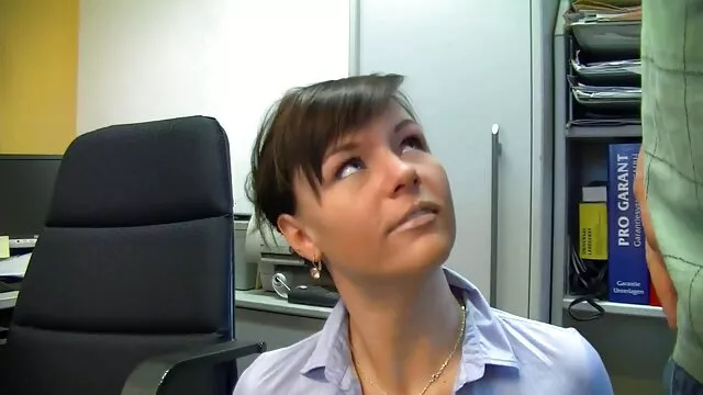 No se folló a su esposa, tuvo que masturbarse ancianas viejas xxx en el sofá
