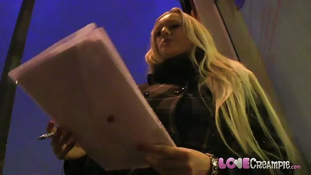 La estrella porno Hana Haruna recibe una palmada en el cogiendo con ancianas trabajo