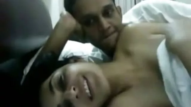 Hombre juega consolador con ancianas desnudas peludas el coño de puta