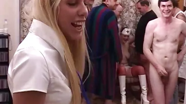 Sexy mami unta sus enormes tetas sex ancianas con loción