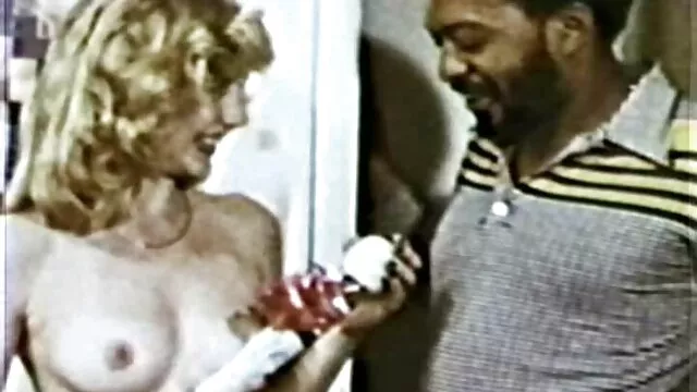En lugar de jugar al tenis, un tipo se folla a un burro lujurioso videos de ancianas follando gratis de grandes tetas