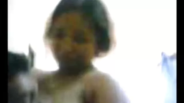Chica masturbándose la polla de un chico con los abuelas de 90 años follando pies