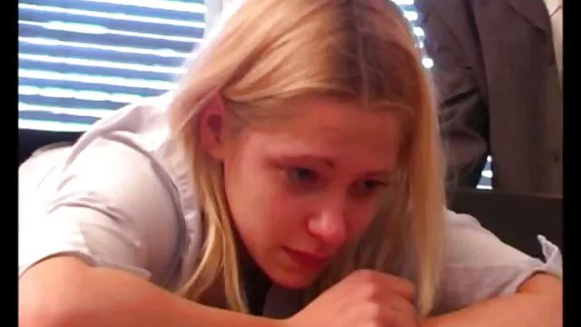 Rubia xxxdeancianas de rosa en la webcam se acaricia