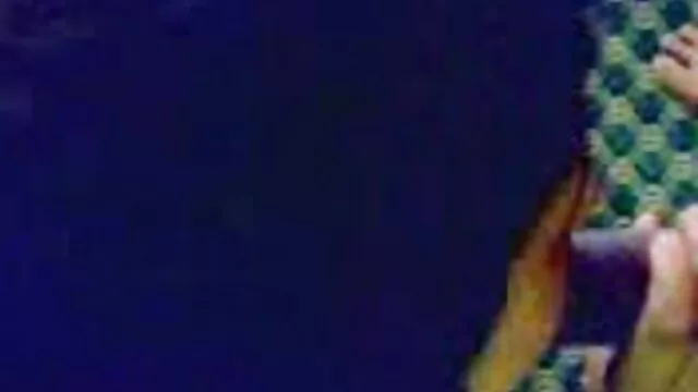 Pero aún así, el vibrador no debe estar viejos cojiendo con jovenes inactivo, por lo que la niña se excitó rápidamente e insertó este juguete en su coño mojado.