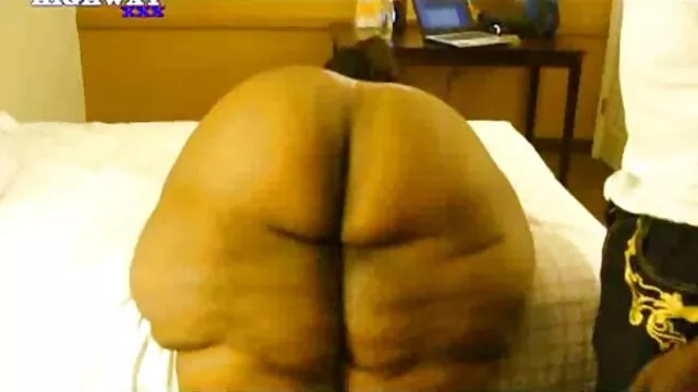 La rubia tiene las tetas colgando hasta ancianas follando gratis el ombligo