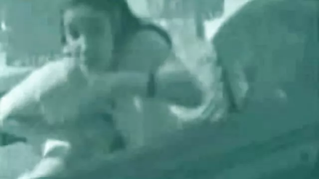 Juego de roles 3 lesbianas calientes, usan un arnés y un vibrador para satisfacer sus pasiones mujeres ancianas peludas