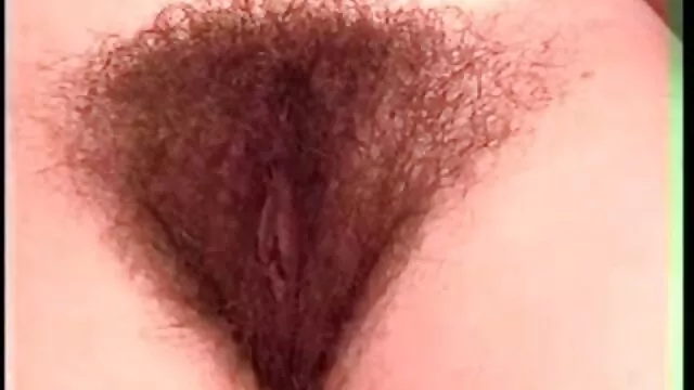 Tío graba a la rusa videos de ancianas gordas follando Natasha mientras chupa la polla y acaricia su coñito peludo
