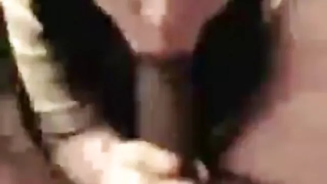 El chico grabó a su novia haciendo sexo con viejos maduros una mamada