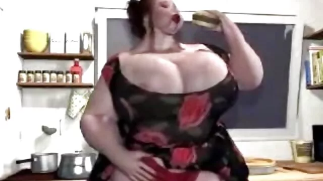 Una dama con un porno gratis viejos y jovencitas vestido en el bosque practicando sexo oral con un chico