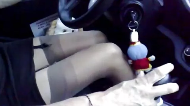 Las chicas querían darse un gusto y hacer el amor lésbico, pero de repente un chico atrapó a una de ellas. Chicas cachondas inmediatamente se abalanzaron sobre el chico, pidiendo ancianas cogidas que se las folle