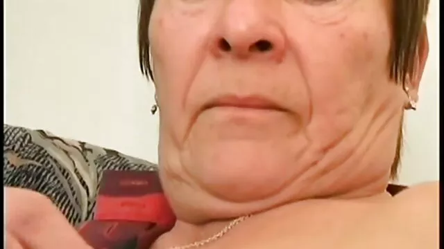 Linda rubia cojiendo ancianas mamada