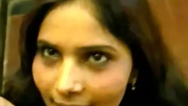 Morena con dientes traga polla con aprensión, ancianas follando duro tiene miedo de atragantarse con ella