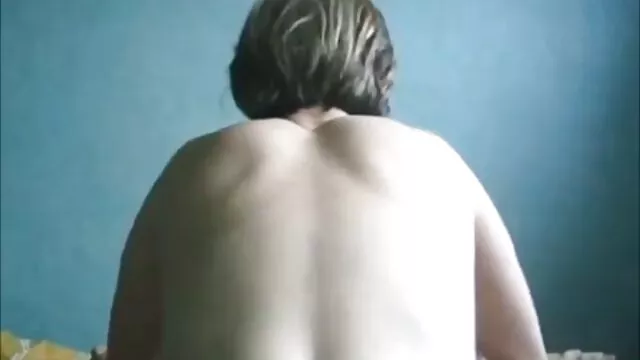 El esperma fluye lentamente hacia la boca de abuelas muy viejas follando un armenio