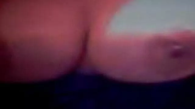 Al ver los labios en el cuello de la joven paciente, el jefe del departamento de ginecología decidió personalmente comprobar su realidad y metiendo su polla en el coño rosado, comenzó a atornillar al bebé en la abuelas follando gratis cabeza.