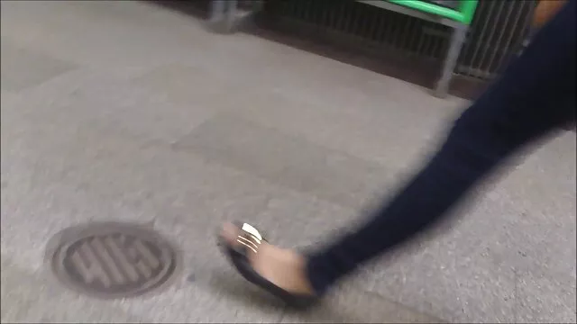 La niña trabajará un sexo viejas con viejos poco con los labios, después de lo cual es el momento de quitarse la ropa y ensillar al cliente, que estará complacido durante el sexo suave.