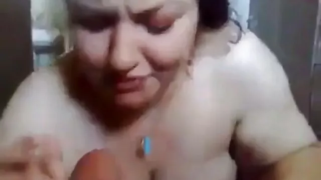 Delicada rubia entró en videos de sexo viejo y joven la habitación al negro inflado y se lo folla