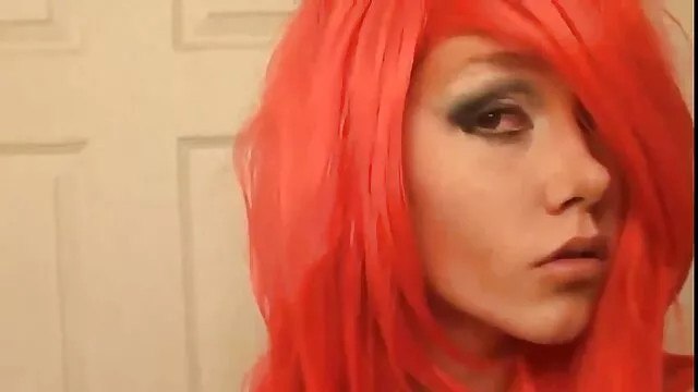 Tienen poco tiempo, y no lo viejas ancianas follando desperdiciarán en conversaciones vacías, porque el bebé ya se ha abalanzado sobre la follada excitada y la chupa con gusto.
