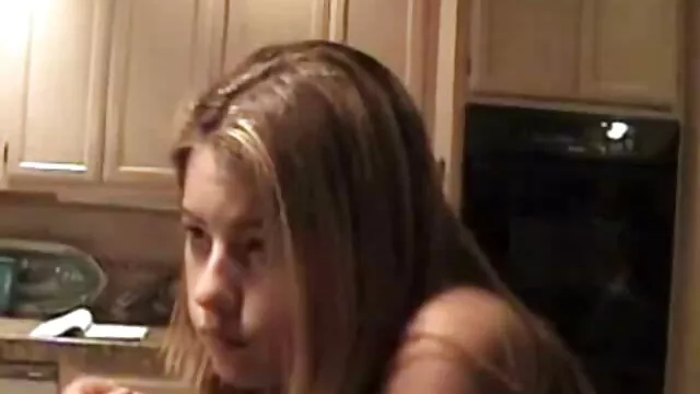 Rubia de orejas grandes juega con videosxxxde ancianas diferentes dispositivos