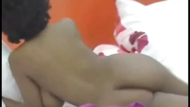 Una morena alta y delgada folla abuelas peludas follando con un buen chico en la oficina