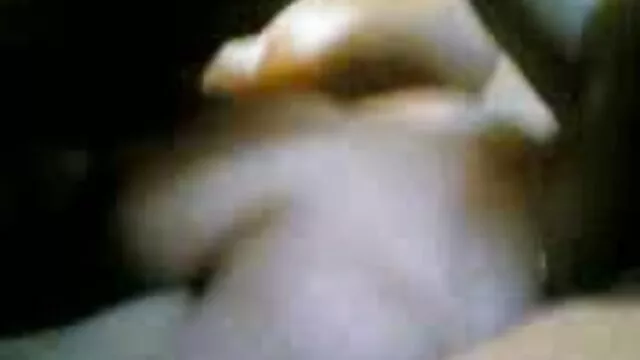 La mujer asiática lo excitó con ancianas teniendo sexo con animales solo algunas poses y movimientos, por lo que solo tuvo que arrodillarse y chupar el falo